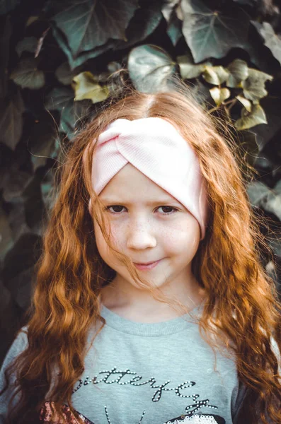 Modelo Jovem Retrato Uma Menina Bonita Com Cabelo Vermelho Menina — Fotografia de Stock