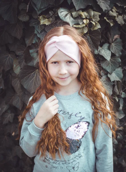 Молодая Модель Портрет Красивой Девушки Рыжими Волосами Девочка Лет Фоне — стоковое фото