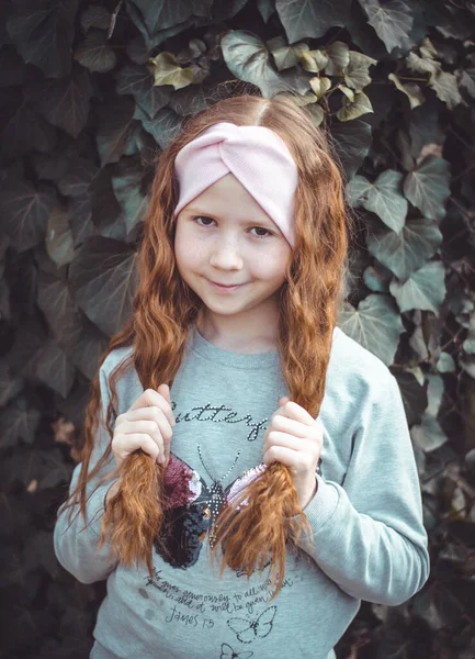 Modelo Jovem Retrato Uma Menina Bonita Com Cabelo Vermelho Menina — Fotografia de Stock