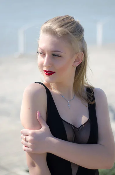 Прекрасна Молода Модель Блондинка Позує Природі Червона Помада Губах Модель — стокове фото