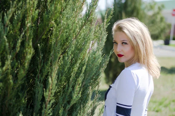 Genç, güzel, sarışın bir kadın. Parktaki fotoğraf.