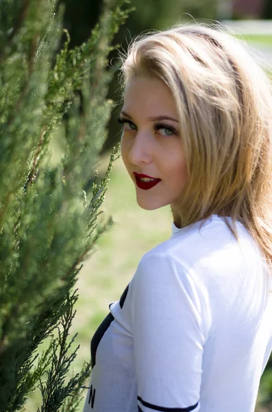 Портрет Молодої Блондинки Горизонтальне Фото Фотографія Парку Молода Дівчина Посміхається — стокове фото