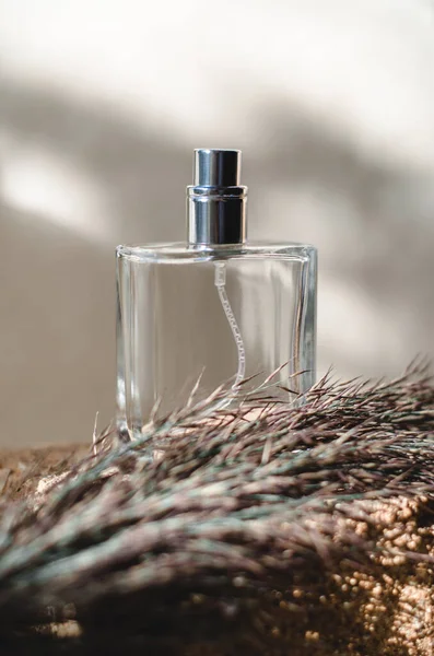 Fles Mannenparfum Een Lichte Achtergrond Met Schaduwen — Stockfoto