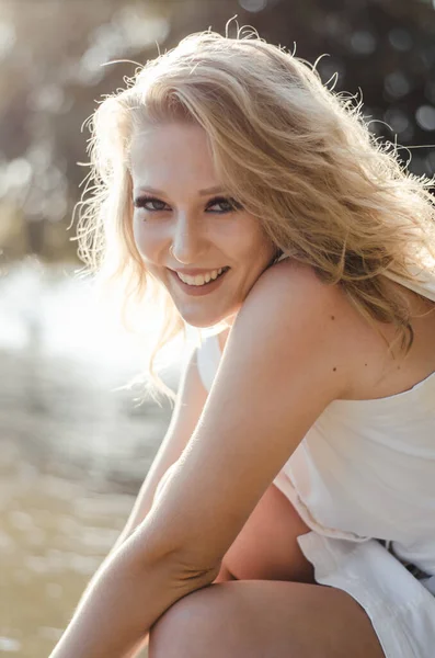 Молода Красива Блондинка Березі Річки Модель Білій Сукні Природі — стокове фото