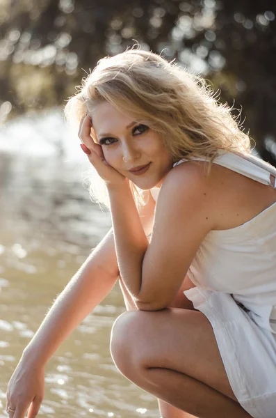 Молода Красива Блондинка Березі Річки Модель Білій Сукні Природі — стокове фото