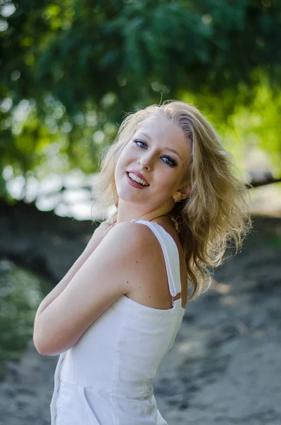Güzel Kız Kameraya Bakıyor Gülümsüyor Doğada Beyaz Elbiseli Sarışın — Stok fotoğraf