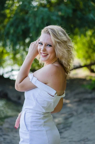 Güzel Kız Kameraya Bakıyor Gülümsüyor Doğada Beyaz Elbiseli Sarışın — Stok fotoğraf