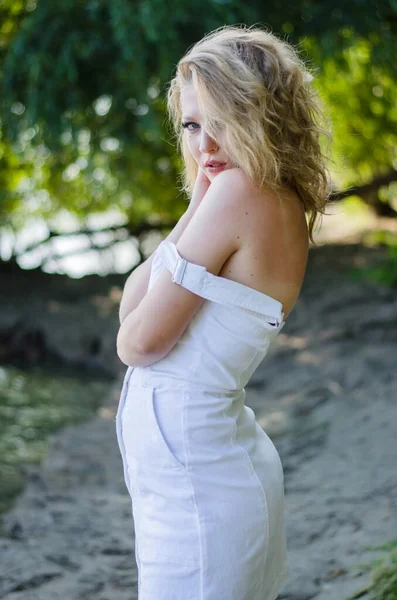 Modelka Białej Sukience Pozowanie Naturze — Zdjęcie stockowe