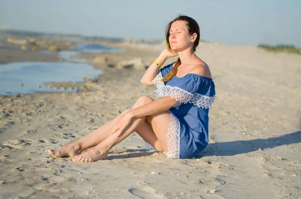 Woman Sea Blue Dress Sits Sand Closed Eyes Camping Model — Stock Photo, Image