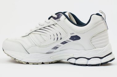 Beyaz arka planda beyaz kadın ayakkabıları. Spor ayakkabılar..