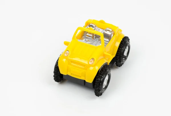 Ein Gelbes Spielzeugauto Mit Großen Schwarzen Rädern Auf Weißem Hintergrund — Stockfoto