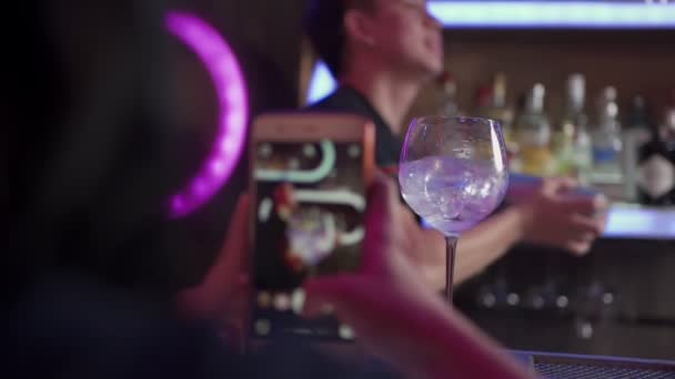 Autentico Barista Professionista Maschile Che Scuote Una Bevanda Cocktail Barman — Video Stock