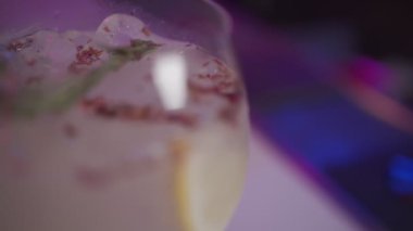 Barın önünde bir bardak yaratıcı içki, ferahlatıcı içecek Yuzu Cin ve Tonik, rahatlatıcı gece lambası etkinliği, organik bitki bileşeni, Asya 'dan esinlenilmiş kokteyl tarifleri. 