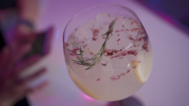 Närbild Ett Glas Kreativ Dryck Baren Uppfriskande Dryck Yuzu Gin — Stockvideo