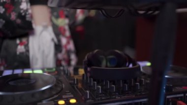 Yavaş Motion kadın DJ diski müzik karıştırma pikabı, edm müzik endüstrisi, canlı performans, 1080p, disk jokeyi yakın çekim, Asyalı çapraz kültür, gece kulübünde çalışan Asyalı kadın DJ.