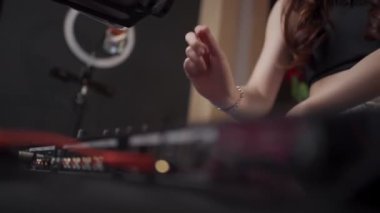 Yavaş Motion kadın DJ diski müzik karıştırma pikabı, edm müzik endüstrisi, canlı performans, 1080p, disk jokeyi yakın çekim, Asyalı çapraz kültür, gece kulübünde çalışan Asyalı kadın DJ.