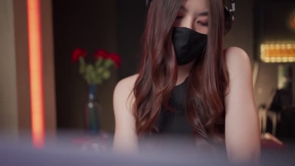 Asiatisk Kvinnlig Svart Skyddsmask Njuter Hennes Musik Stående Nattklubb Covid — Stockvideo