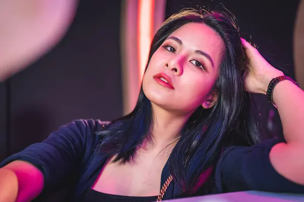 Bardaki güzel Asyalı kız portresi