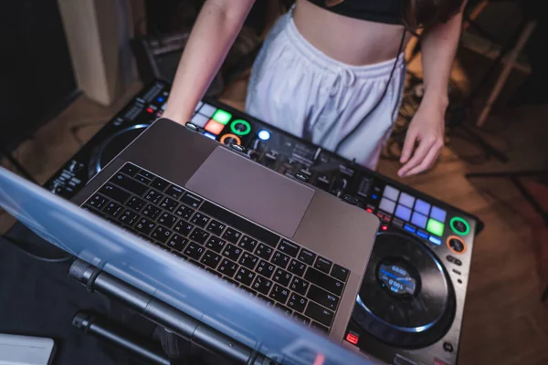 Asyalı kadın DJ karışık müzik sehpasında, ayakta performans, elektronik müzik, dizüstü bilgisayar ses yazılımı, Edm müzik endüstrisi, canlı performans, disko jokeyi yakın çekim, tekno disko hip-hop kulübü evi
