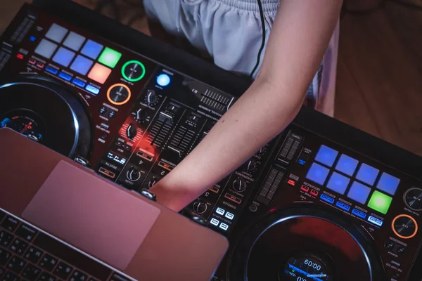 Gece kulübünde DJ 'lik yapıyorum.