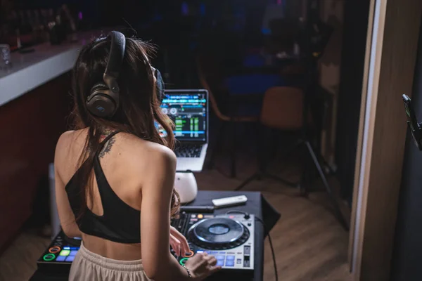 Gece müzik çalan kadın DJ.