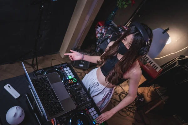 Stüdyoda müzik yapan kadın DJ.