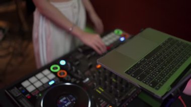 Yavaş Hareketli kadın DJ 'lik yapıyor, müzik karıştırıyor, müzik endüstrisi, canlı performans, disk jokey yakın mesafede, Asyalı kadın DJ gece kulübünde çalışıyor. Açık tenli kadın DJ eli.