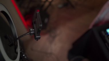 Canlı yayın seansı ayarlandı, Asyalı kadın DJ dizüstü bilgisayarda müzik çalan siyah bir maske takıyor, Asyalı kadın, karantina covid-19 izolasyon, müzik mesafesi, bulanık arkaplan, halka ışığı