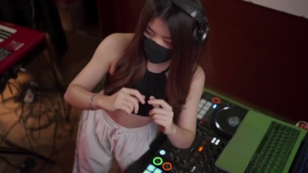 Asiatisk Kvinna Svart Skyddsmask Njuta Att Dansa Till Musik Med — Stockvideo