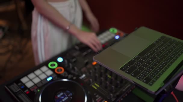 Slow Motion Femme Main Tuning Musique Mélangeant Tourne Disque Edm — Video