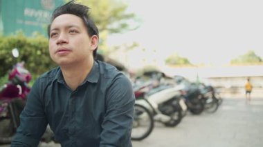 Şehirdeki Asyalı genç adam.