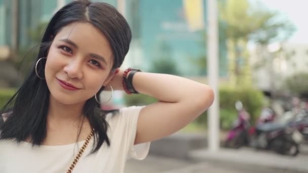 Красивая Улыбающаяся Уверенная Молодая Азиатская Женщина Красивое Лицо Смотрит Камеру — стоковое видео