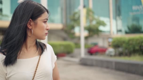 Mooie Depressieve Aziatische Vrouw Zijaanzicht Model Kijken Weg Kort Zwart — Stockvideo