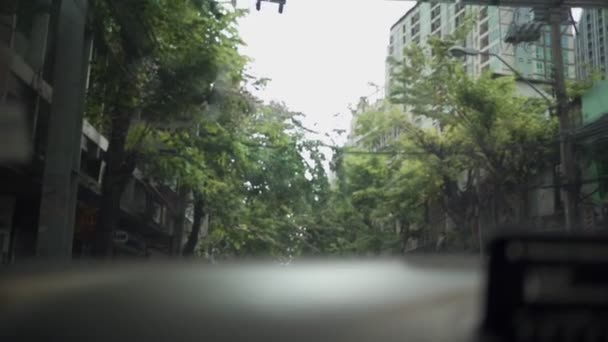 Wnętrze Samochodu Widok Przedniej Szyby Zielone Drzewa Stronie Ulicy Słoneczny — Wideo stockowe
