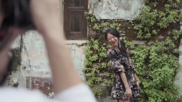Profesyonel Fotoğrafçı Kamerada Mutlu Bir Kadının Fotoğrafını Çekiyor — Stok video