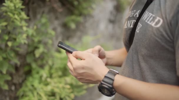 휴대폰을 아시아 이메일 Covid 스마트폰을 스크롤 새로운 정상적인 마스크 아시아 — 비디오