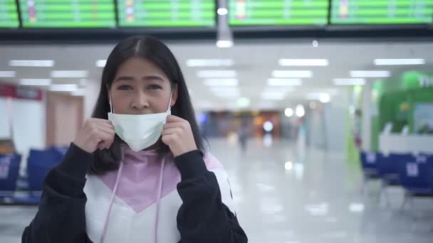 Mujer Asiática Poniéndose Máscara Médica Caminando Sola Terminal Del Aeropuerto — Vídeos de Stock