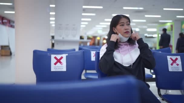 Aéroport Vide Pendant Pandémie Covid Femme Asiatique Revêtue Masque Médical — Video