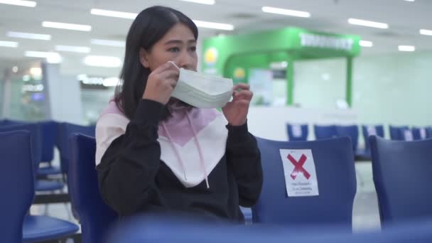 Aeropuerto Vacío Durante Covid Pandemia Mujer Asiática Puesta Máscara Médica — Vídeos de Stock