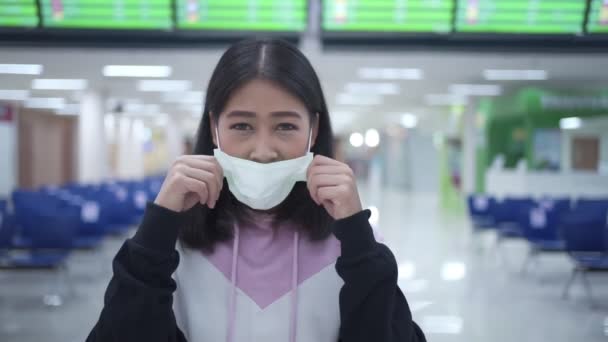 Tıbbi Maske Takan Asyalı Kadın Havaalanı Terminalinde Tek Başına Yürüyor — Stok video