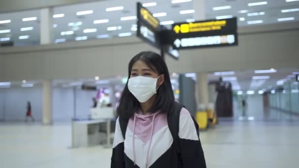 Jovem Pele Bronzeada Mulher Asiática Máscara Médica Protetora Andando Fila — Vídeo de Stock