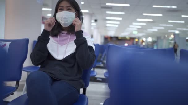 Femme Asiatique Retirer Masque Médical Assis Sur Une Chaise Concept — Video