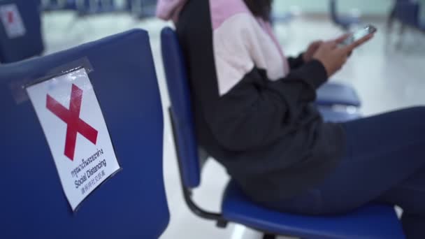 Perempuan Asia Duduk Kursi Menggunakan Telepon Kosong Bandara Sosial Jarak — Stok Video