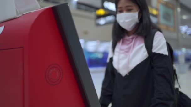 Asain Vrouw Passagier Dragen Witte Masker Doen Zelf Check Luchthaven — Stockvideo