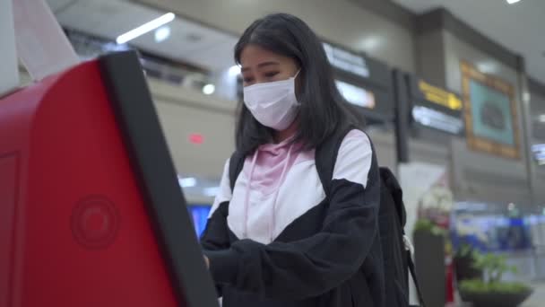 Asain Mujer Pasajera Usar Máscara Blanca Haciendo Auto Check Terminal — Vídeo de stock