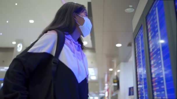 Asijské Ženy Transfer Cestující Nosit Ochrannou Masku Stojí Při Pohledu — Stock video
