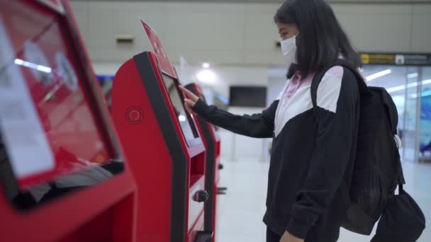 Asain Mujer Pasajera Usar Máscara Blanca Haciendo Auto Check Terminal — Vídeo de stock