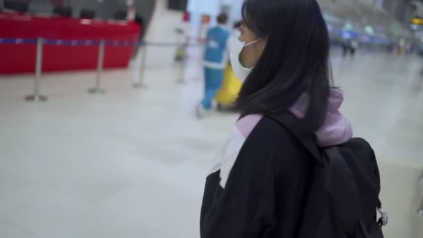 Asyalı Kadın Havalimanı Uçuşunda Maske Takıyor Kalkış Zamanı Tablosu Havaalanı — Stok video