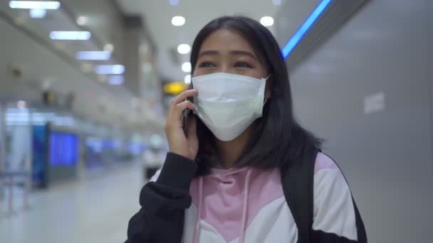 Asiatique Jeune Femme Porter Masque Protection Parler Sur Téléphone Hall — Video