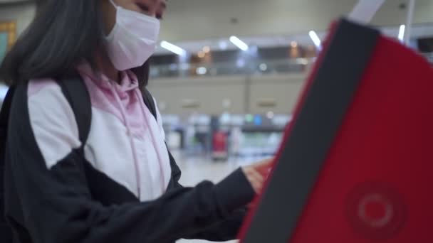 Sudeste Asiático Mujer Máscara Blanca Haciendo Auto Check Terminal Del — Vídeo de stock